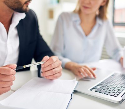 discutiendo-plan-negocios_1098-15918